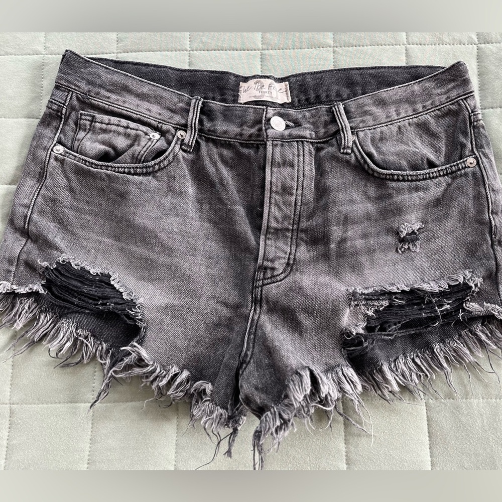 We The Free Thirty 30 Black Denim Jean Shorts Distressed Raw Hem Size 30